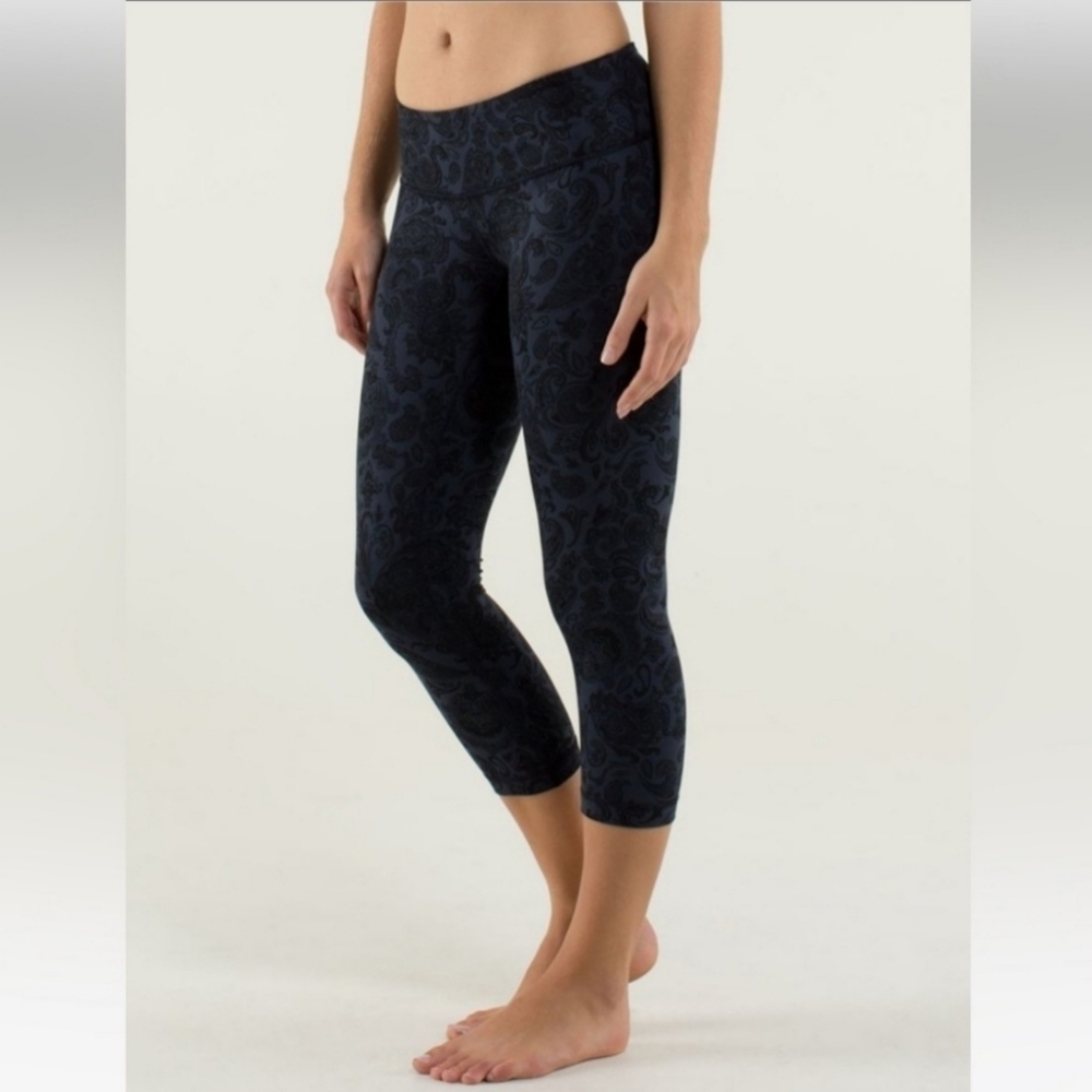 Lululemon Wunder Under blue black paisley crop leggings